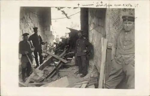 Foto Ak Deutsche Soldaten in Uniformen, Kriegszerstörungen, I WK