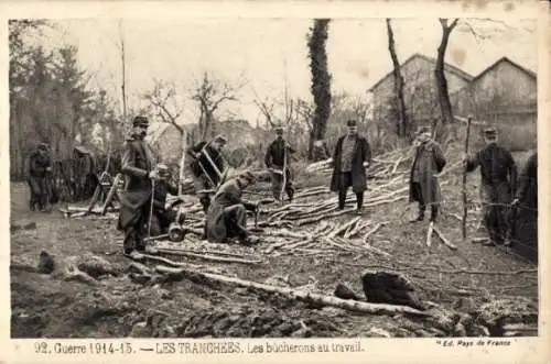 Ak Les Tranchées, Les bucherons au travail, französ. Soldaten, Bau von Schützengraben, I. WK