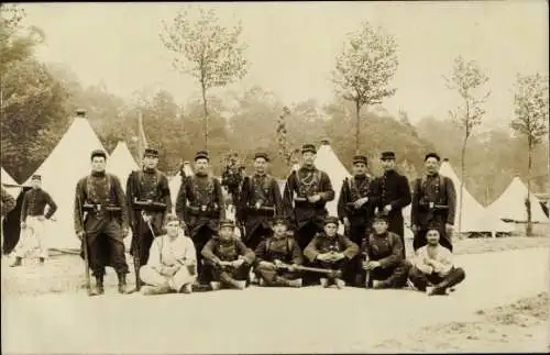 Foto Ak Französische Soldaten in Uniformen, Lager