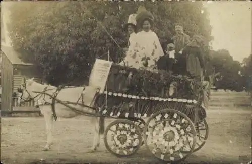 Foto Ak Frankreich, Männer in Kostümen auf einer Kutsche