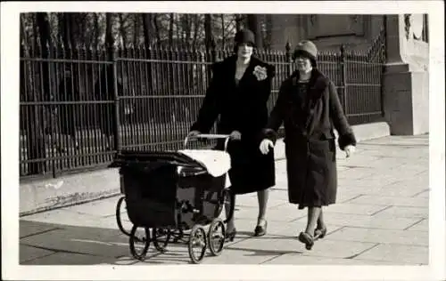 Foto Ak Zwei Frauen mit einem Kinderwagen
