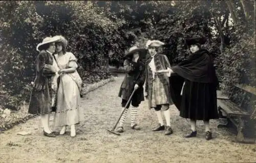 Foto Ak Personen in Theaterkostümen