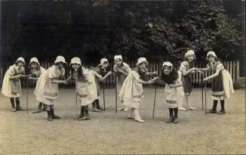 Foto Ak Tanzende Mädchen in Kostümen, Theaterszene