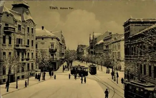 Ak Sowjetsk Tilsit Ostpreußen, Hohes Tor, Straßenpartie, Winter, Straßenbahnen