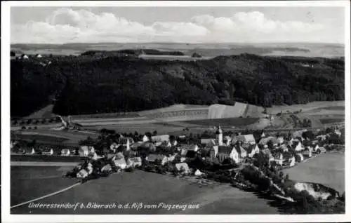 Ak Unteressendorf Hochdorf Riß, Blick auf den Ort, Wald, Feld, Fliegeraufnahme