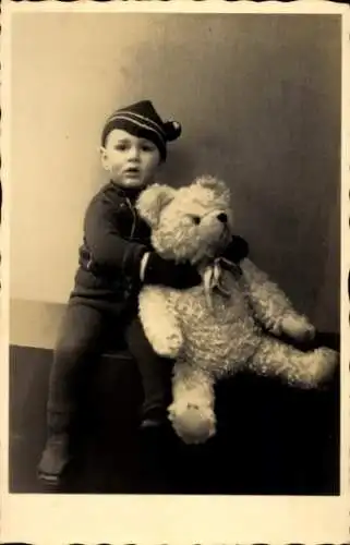 Foto Junge mit Teddy, Kind-Porträt. Spielzeug, Jahr 1939