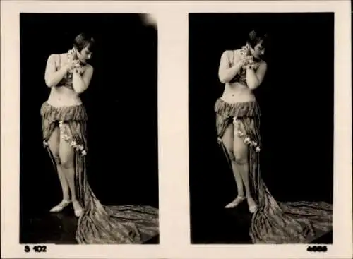 Stereo Foto Frau im Bikini, stehend, Schleppe