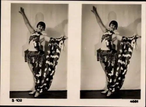 Stereo Foto Frau im Tanzkostüm, stehend, Pose