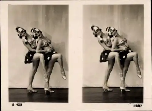 Stereo Foto zwei Tänzerinnen im Tanzkostüm, stehend, Pose