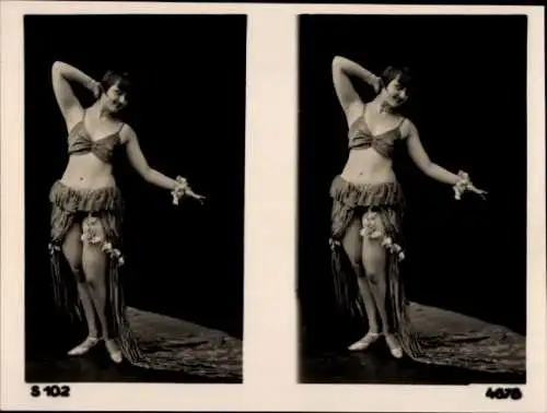 Stereo Foto Frau im Bikini, stehend, Schleppe