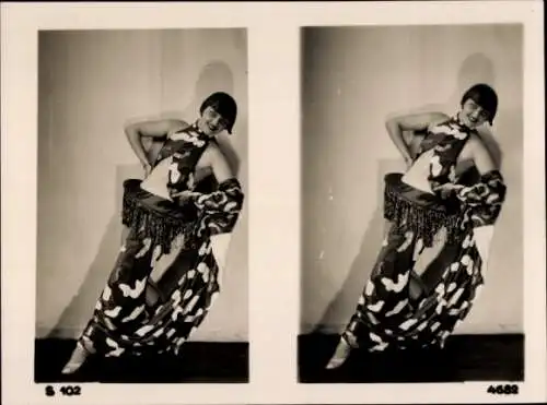 Stereo Foto Frau im Tanzkostüm, stehend, Pose