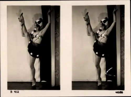 Stereo Foto Frau im Tanzkostüm, auf einem Bein stehend, Pose