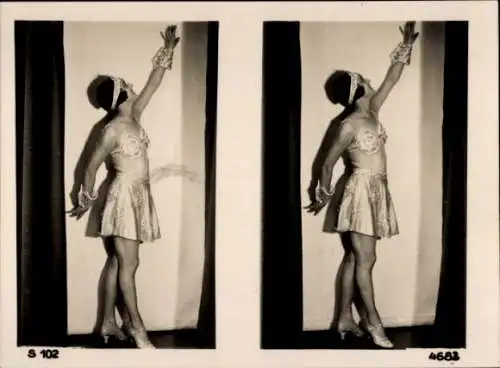 Stereo Foto Frau im Tanzkostüm, stehend, Pose