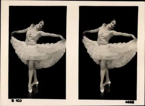 Stereo Foto Frau im Tanzkostüm, Pose, erhobener Rock