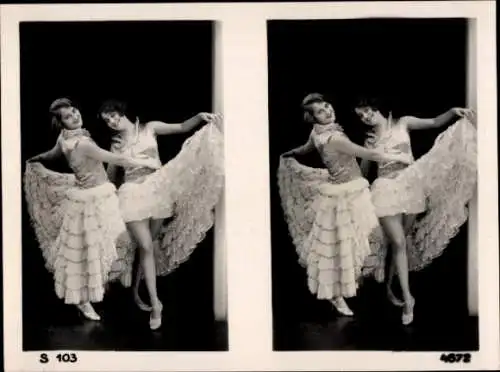 Stereo Foto zwei Frauen in Tanzkostümen, Pose, erhobener Rock