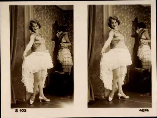 Stereo Foto zwei Frauen in Tanzkostümen, Garderobe, Spiegel