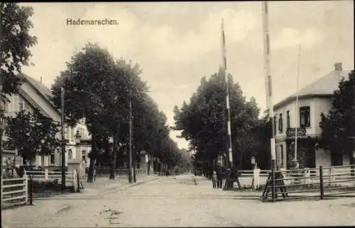 Ak Hademarschen in Schleswig Holstein, Bahnübergang, Kaisersaal