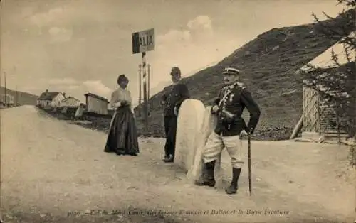 Ak Mont Cenis Savoie, Gendarmes Francais et Italien et la Borne Frontiere