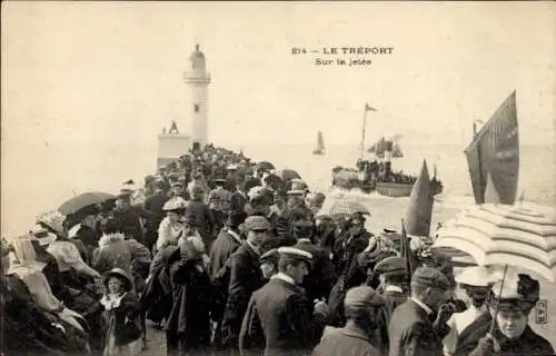 Ak Le Tréport Seine Maritime, sur la jetee, Leuchtturm