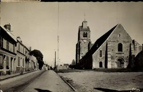 Ak Choisy en Brie Seine-et-Marne, Place de l'Eglise St-Pierre - St-Paul