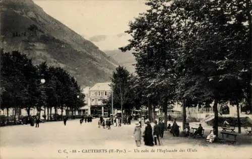 Ak Cauterets Hautes Pyrénées, Eine Münze der Esplanade des Oeufs