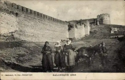 Ak Saloniki Thessaloniki Griechenland, Frauen in Tracht, Festung, 1916