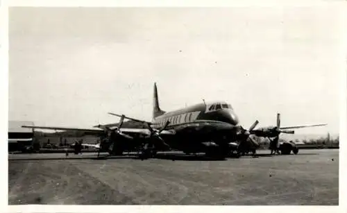 Foto Passagierflugzeug auf einem Flugplatz, 1972