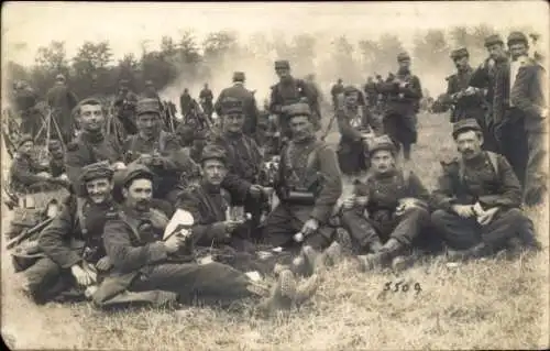 Foto Ak Französische Soldaten in Uniformen auf einer Wiese