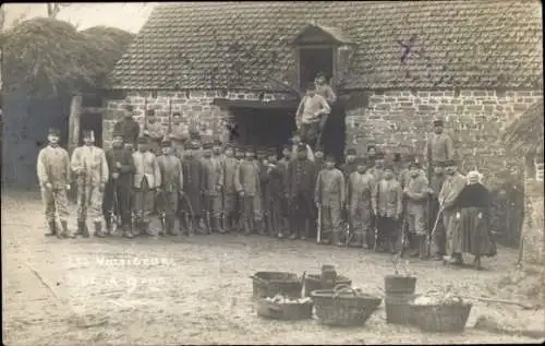 Foto Ak Französische Soldaten in Uniformen auf einem Bauernhof