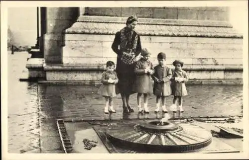 Ak Comtesse de Paris, Isabelle d’Orléans Bragance, Enfants, Tombeau du Soldat