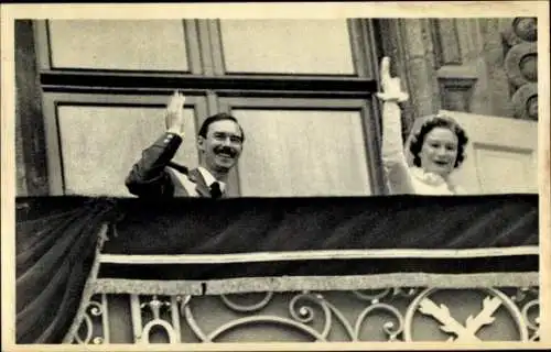 Foto Adel, Hochzeitspaar auf einem Balkon