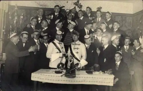 Studentika Foto Ak Gruppenfoto der Studenten, Bier, Säbel