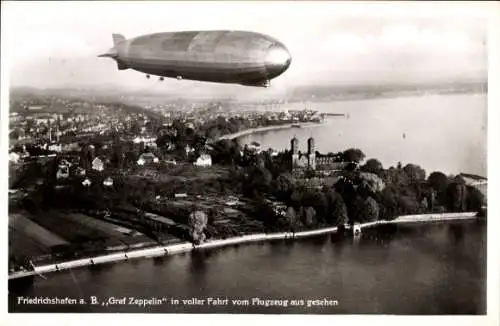 Ak Friedrichshafen am Bodensee, Luftschiff LZ 127 Graf Zeppelin in voller Fahrt, Fliegeraufnahme