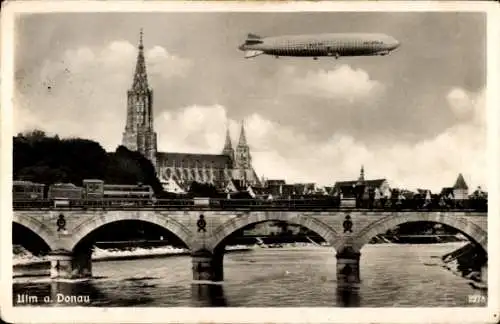 Ak Ulm an der Donau, Zeppelin über der Stadt, Brücke, Münster