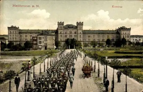 Ak Heilbronn, Kaserne, Einzug der Soldaten, Zufahrt, Allee