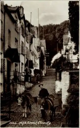 Ak Clovelly Devon England, High Street, Mann, Lastenesel