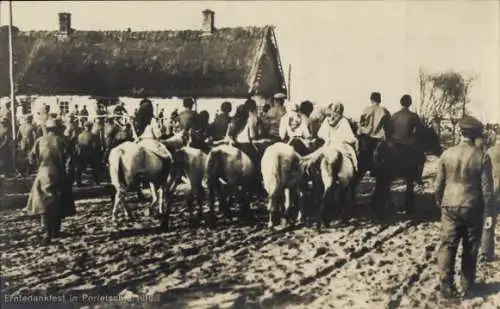 Ak Poretschje Russland, Erntedankfest, Dorfbewohner, Soldaten