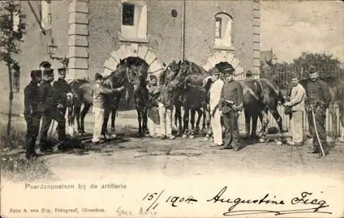 Ak Ginneken en Bavel Nordbrabant, Soldaten bei der Pferdepflege