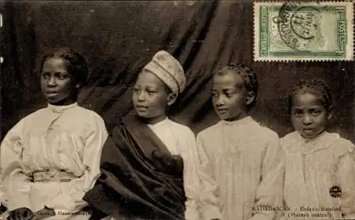 Ak Madagaskar, Gruppenbild der Kinder, Afrikanische Tracht