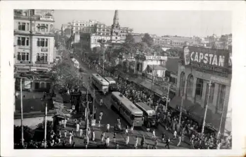 Ak Calcutta Kolkata Kalkutta Indien, Gesamtansicht, Straße, Straßenbahn, Passanten