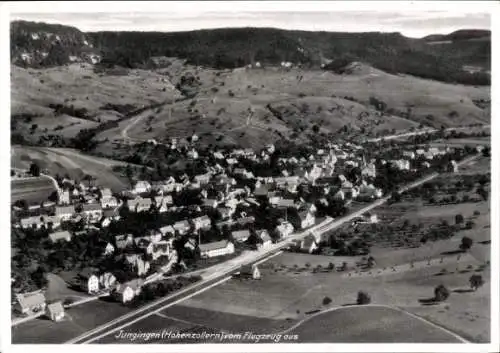 Ak Jungingen in Baden Württemberg, Fliegeraufnahme, Panorama vom Ort, Bahnhof, Bahnstrecke