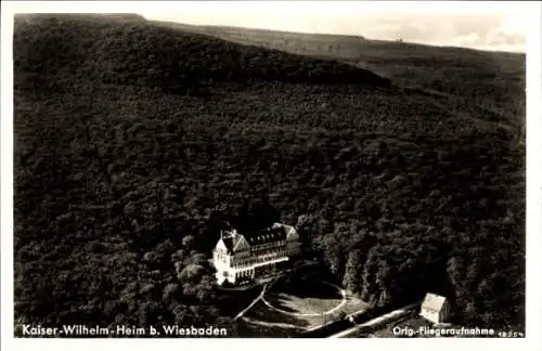 Ak Wiesbaden in Hessen, Fliegeraufnahme, Kaiser Wilhelm Heim