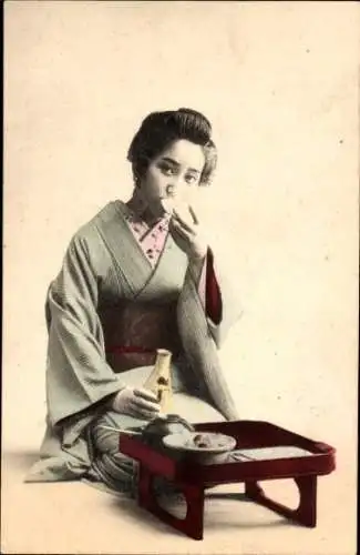 Ak Japan, Japanerin in Kimono, Portrait beim Essen