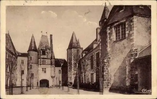 Ak Aubigny sur Nère Cher, Chateau, Cour interieure