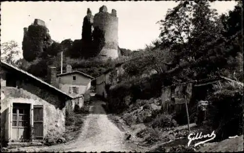 Ak Saint Germain de Confolens Charente, Un Coin pittoresque au pied des Ruines du Vieux Chateau