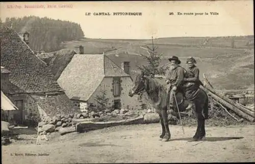 Ak Cantal, Dorfmotiv, altes Paar auf einem Pferd