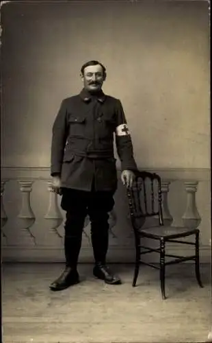 Foto Ak Französischer Soldat in Uniform, Sanitäter, Portrait