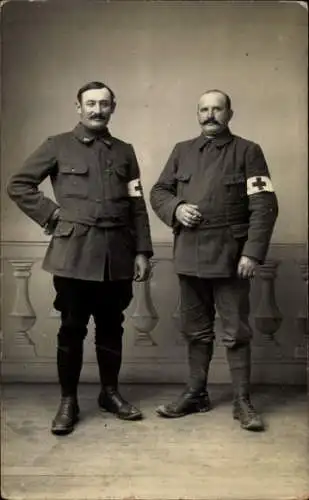 Foto Ak Zwei französische Soldaten, Sanitäter, Portrait