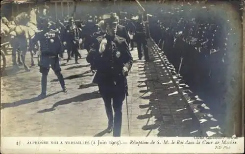 Ak Alphonse XIII. in Versailles 1905, Empfang seiner Majestät des Königs im Marmorhof