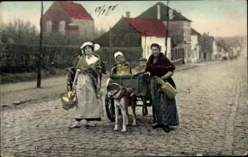 Ak Laitieres, en route pour la ville, Milchfrauen in Trachten, Milchkarren, Hundekarren